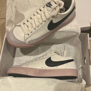 Brand new Nike court sneakers size 5 women’s